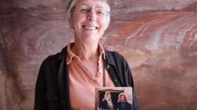 نيوزلندية تزوجت بدويا أردنيا وعاشت معه في كهف!