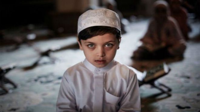 هل أنت مستاءة بسبب رفض المصليات لأطفالك أثناء التروايح؟!