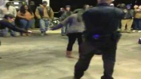 طلب منها الزواج تحت تهديد الشرطة فانهارت!