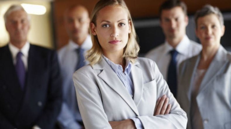 هل توجد “متلازمة ملكة النحل” بين النساء؟