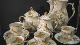 عرسان يبيعون هدايا الزفاف