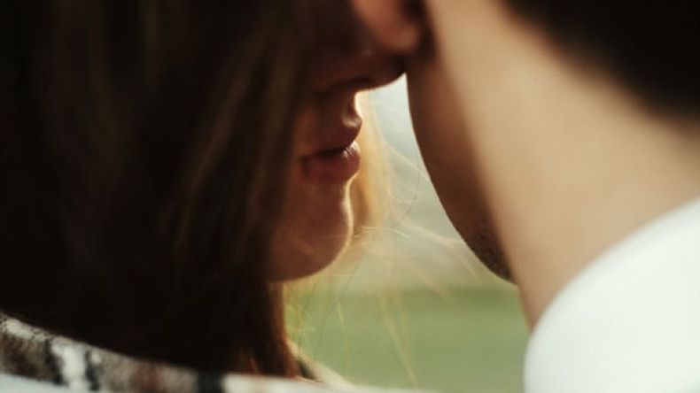 المرأة تحب من يختاره أنفها!