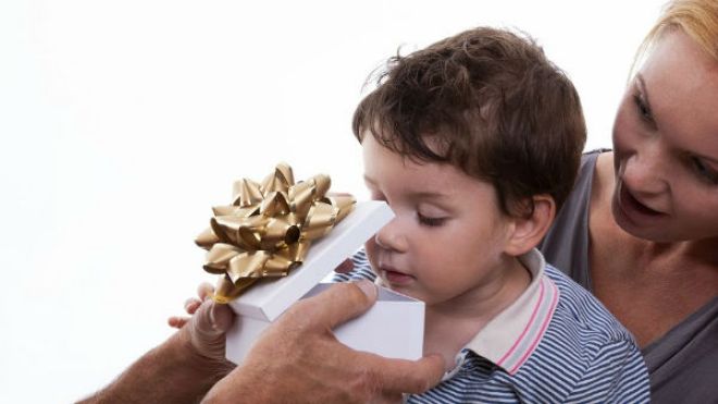 إتيكيت التعامل مع من يبالغ في تدليل طفلك