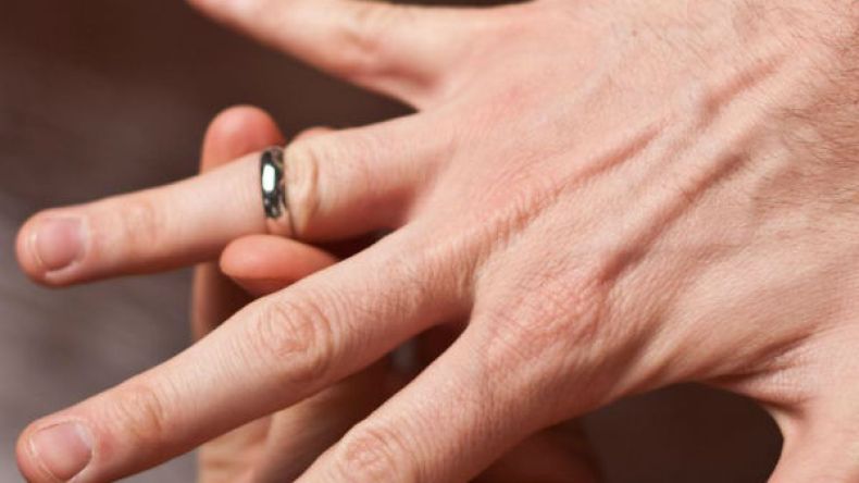 أزواج يتزوجون في أربعينية زوجاتهم!