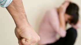 أعيش مع وحش.. من ينقذني من براثنه؟!