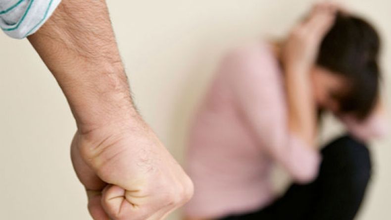 أعيش مع وحش.. من ينقذني من براثنه؟!