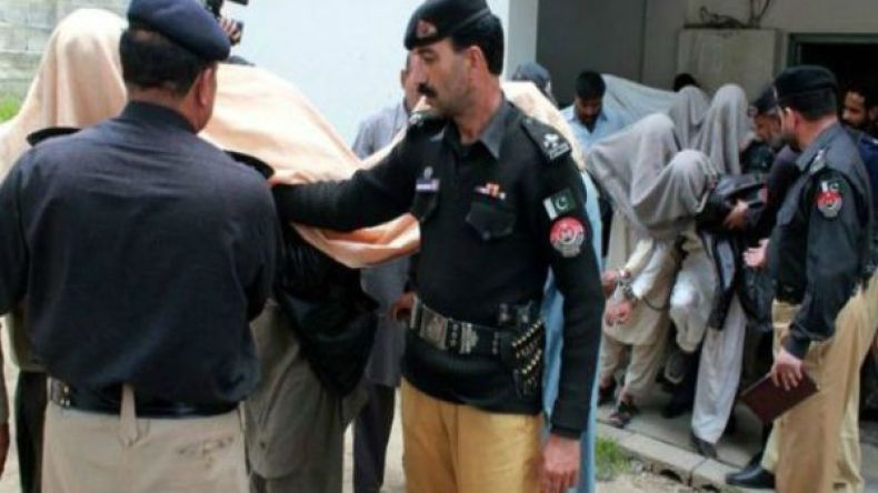 حرق مراهقة شجعت صديقتها على الهرب والزواج من حبيبها!