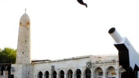 بريطاني يصنع مدفعا ذخيرته من البشر