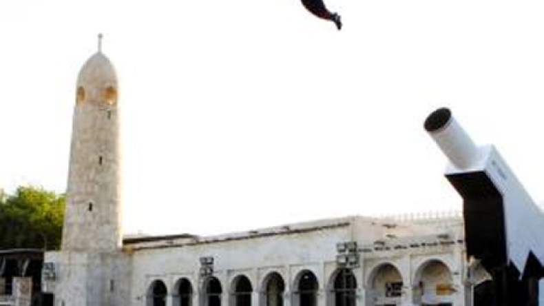 بريطاني يصنع مدفعا ذخيرته من البشر