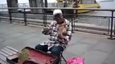 أمريكي يعزف النشيد الوطني الجزائري في نيويورك