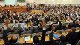 البرلمان يصادق بالأغلبية الساحقة على الدستور الجديد