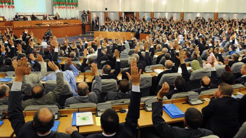 البرلمان يصادق بالأغلبية الساحقة على الدستور الجديد