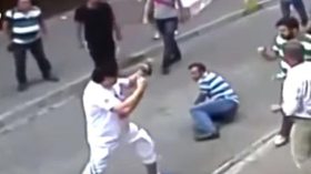 أتراك تورطوا في مشاجرة مع سائح ربما أساؤوا تقدير قوته!