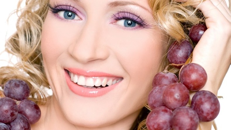 في قناع العنب فوائد جمالية مدهشة