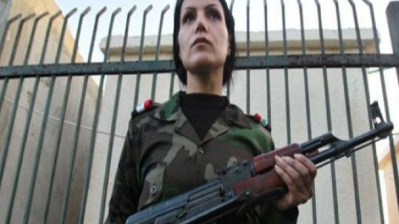 ضابطة سورية تتحدى داعش وتدعو مقاتليه لمبارزة نارية!