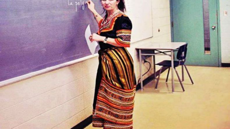 أستاذة جزائرية تقدم الدروس بالزي التقليدي الأمازيغي بكندا!