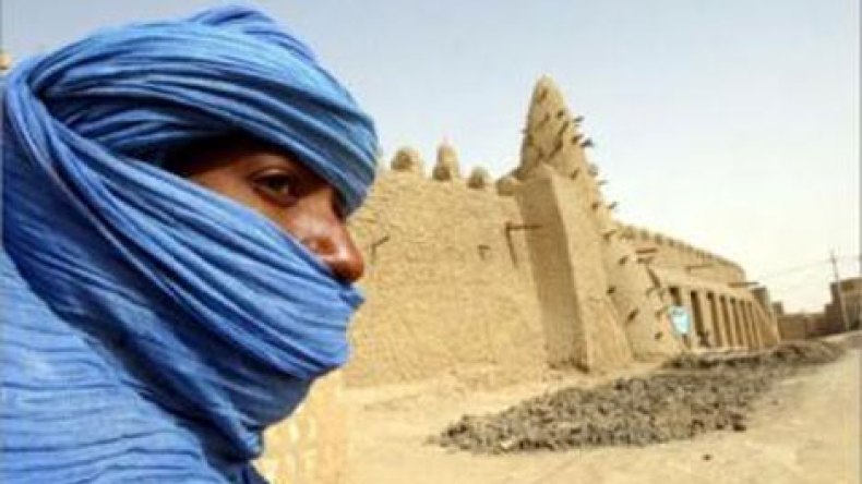 عناصر أنصار الدين يهدمون ضريح ولي في تمبكتو