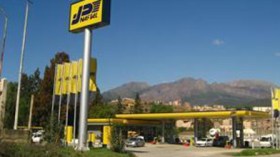 منع محطات الوقود من بيع البنزين في قارورات ودلاء