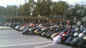 المساجد تكتظ بالمصلين خلال التراويح ولا دعاء للرئيس المخلوع