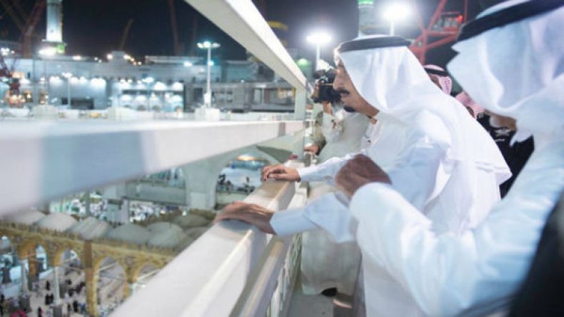 ملك السعودية يتفقد موقع الكارثة ولا تأخير لمناسك الحج