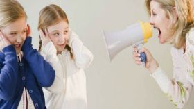 إياك والصراخ على أبنائك.. والسبب؟