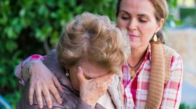 المرأة فريسة سهلة للزهايمر.. كيف؟