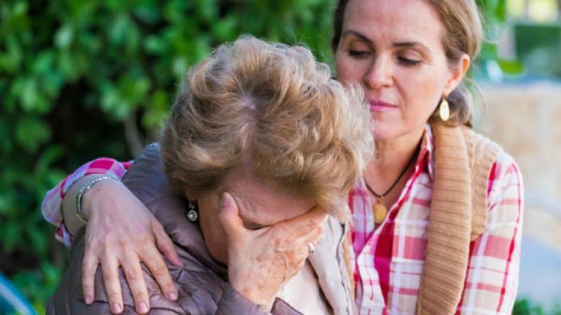 المرأة فريسة سهلة للزهايمر.. كيف؟