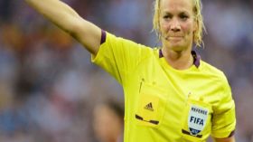 تعرفوا على أول امرأة حكم لكرة القدم للرجال