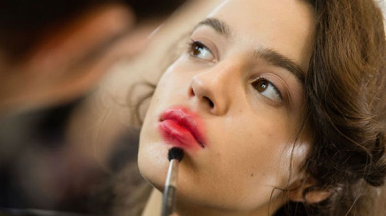 شفاه المهرّج تغزو وجوه الفتيات وتتحول إلى موضة!