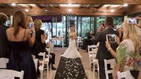 مدربة إيطالية تقيم حفلا أسطوريا.. لكن بدون عريس!