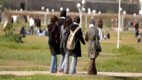 جامعيات يصرفن المنحة المالية في الماكياج والزينة بدل العلم!