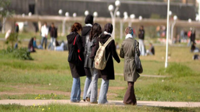 جامعيات يصرفن المنحة المالية في الماكياج والزينة بدل العلم!