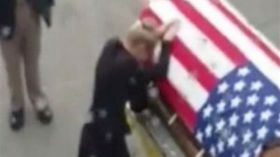 لحظة لقاء أرملة أمريكية بنعش زوجها الجندي