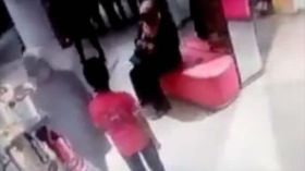 طفل يسرق هاتف امرأة بمساعدة والدته!