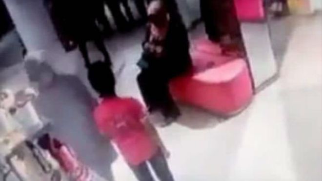 طفل يسرق هاتف امرأة بمساعدة والدته!