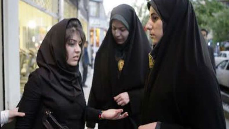 إيران.. تجنيد  7 آلاف مخبر لمراقبة الالتزام بالحجاب