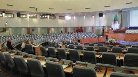 نواب البرلمان في اجتماع لإعلان حالة الشغور