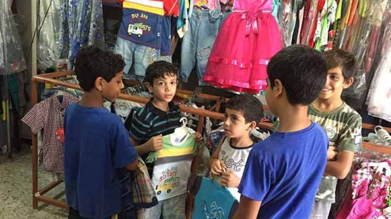 طلبة جامعة البويرة يوزعون 100 كسوة عيد للأطفال الفقراء