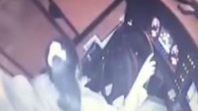 لقطات مروعة لسائقة تفقد سيطرتها على حافلة من أجل حقيبتها!