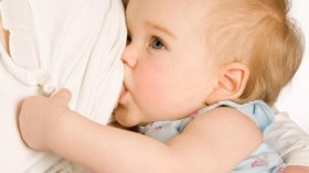 حلمة الثدي المتشققة والنازفة.. الأسباب والعلاج