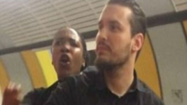 فتاة محجبة تتعرض للاعتداء بمترو لندن