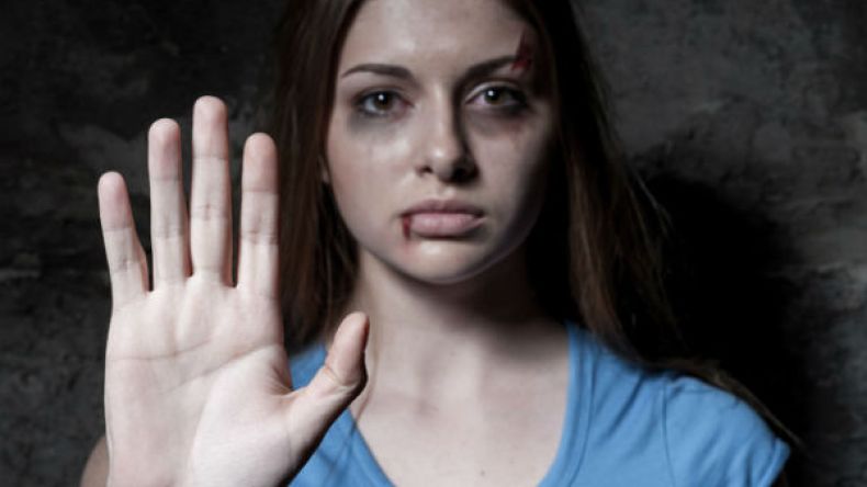 أنا يتيمة وحماتي وبناتها يضربنني!