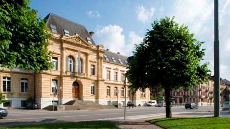 طالبة جزائرية تطرد من سويسرا