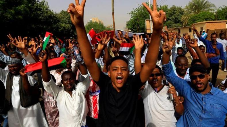 نرفض بيان الجيش ونعتبره “انقلاباً عسكرياً”