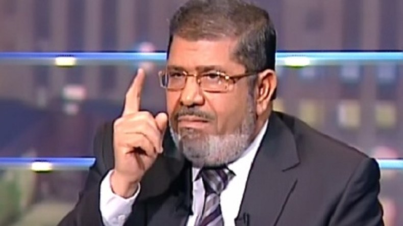 مرسي: لن أسمح بأي إساءة للجيش