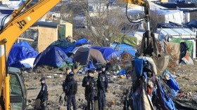 تشاحن فرنسا وبريطانيا بشأن أطفال المهاجرين العالقين في كاليه