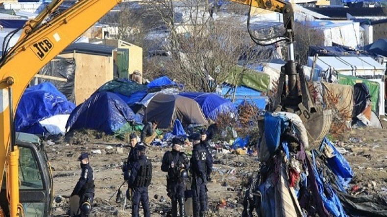 تشاحن فرنسا وبريطانيا بشأن أطفال المهاجرين العالقين في كاليه