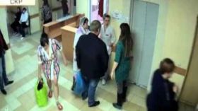 شاهد.. امرأة تسرق رضيعة من مستشفى للولادة!