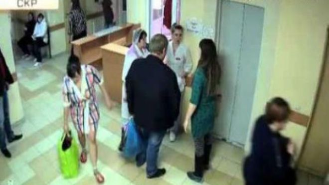 شاهد.. امرأة تسرق رضيعة من مستشفى للولادة!