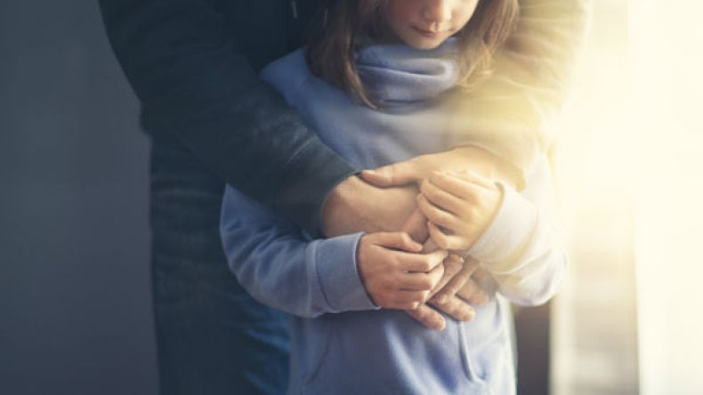 إذا كان طفلك قليل الكلام فهو مصاب بهذا المرض؟!